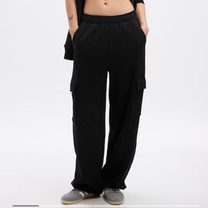 Gap Vintage Soft Cargo Sweatpants; Black; Size M; in stores now!